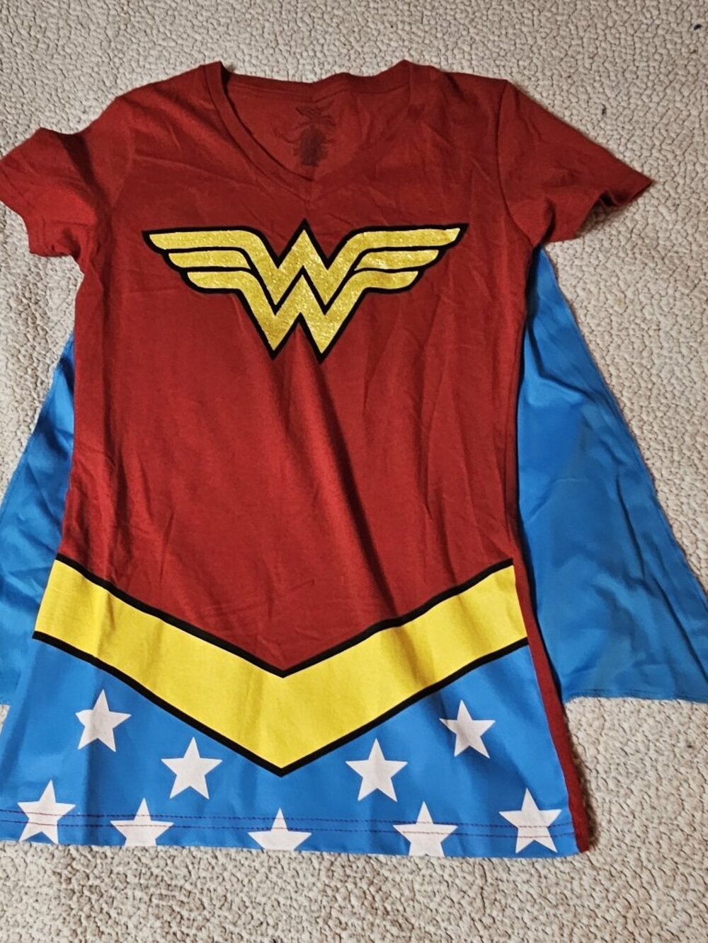 Wonder Woman - Junior Women's Cape T-Shirt Size Medium - Preowned